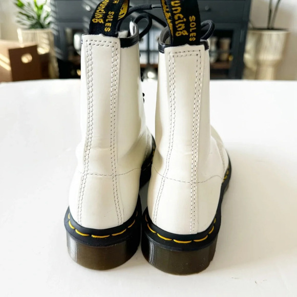 Doc Martens White Leather 11821 Boot 8 Eye AirWair Bouncing Soles Women’s Size 6 - Picture 9 of 15